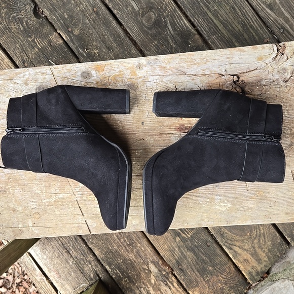 LC LAUREN CONRAD Black Faux Suede Ankle Booties. Size 8W. Like New! - Picture 15 of 16
